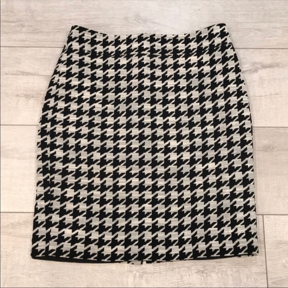Ann Taylor Houndstooth patterned pencil skirt 2 - Picture 3 of 8